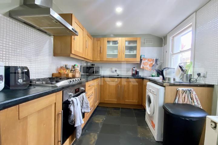 Bright & airy, offering approximately 1050 Sq. Ft.of living & entertaining space Henshaw Street, Elephant and Castle